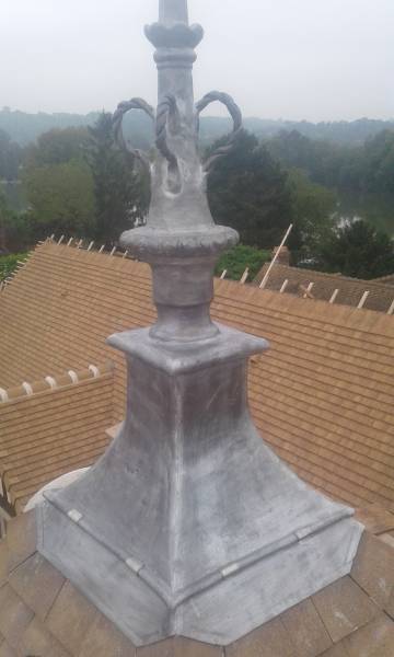 Création d'un épi de faitage en plomb façonné à la main à Evreux