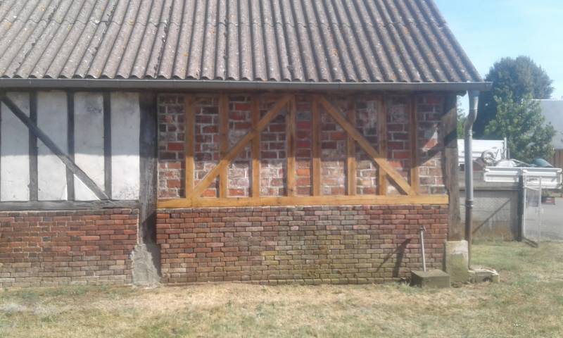 Remise en état d'une façade détérioré en colombage chêne avec maçonnerie brique à Iville