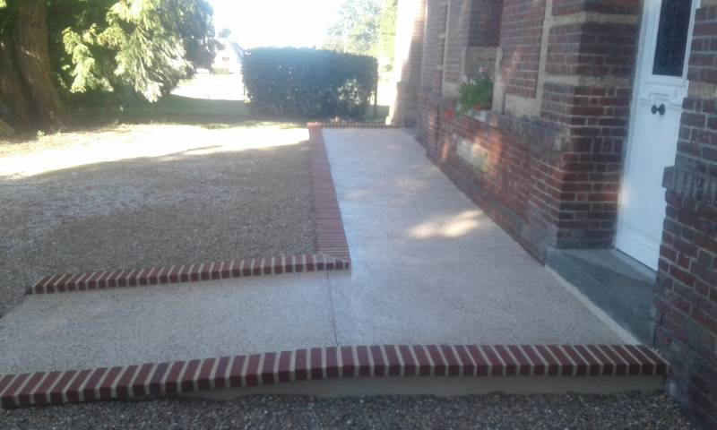 Réalisation d'une rampe d'accès pour personnes à mobilité réduite (PMR) dans l'Eure