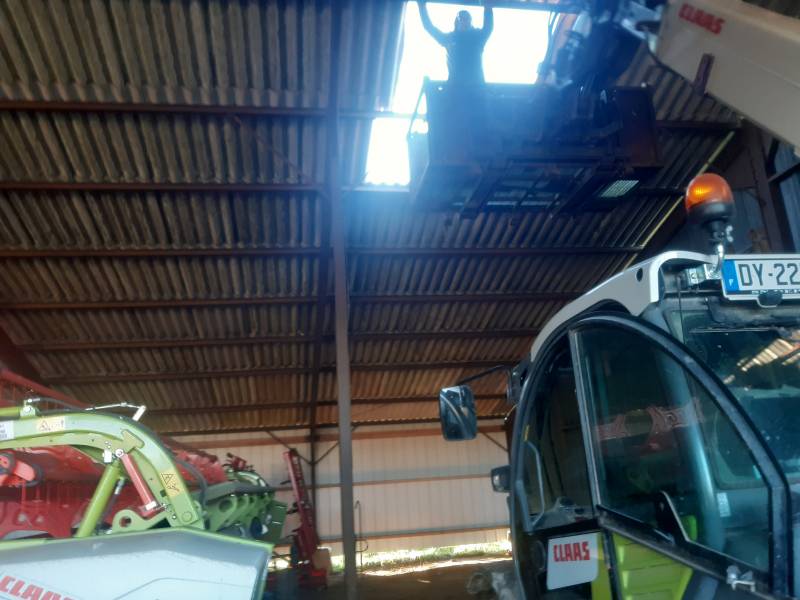 Remise à neuf de gouttières et de tuyaux de descente en zinc naturel, avec dépose de larmier en ardoise naturelle sur votre bâtiment agricole à Le Neubourg près de Evreux