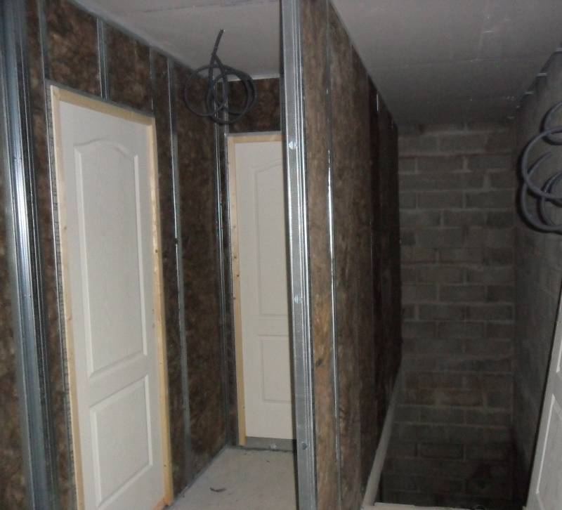 Pose de laine de verre, cloisonnement et pose de porte sur ossature métallique à Louviers