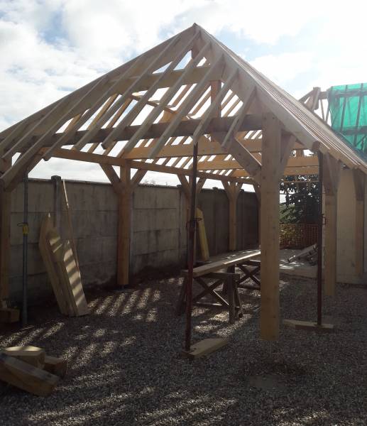 Création d'une charretterie en chêne et sapin avec couverture en tuile eminence