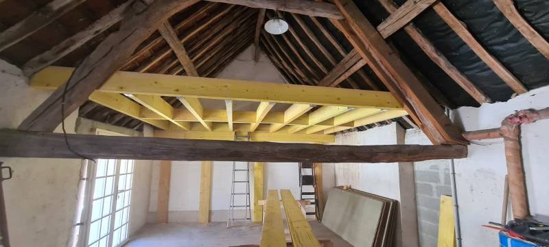 création d'une mezzanine en sapin traité ossature bois avec plancher aggloméré à Vernon
