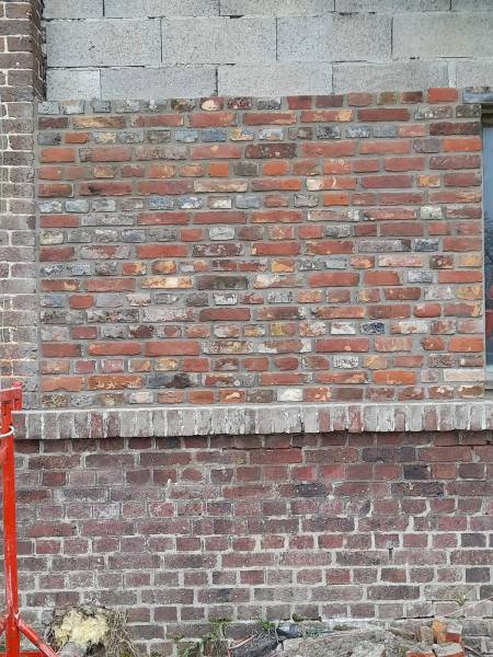 Pose de briques anciennes sur une maison de maitre a Ecquetot près de La Haye Malhe