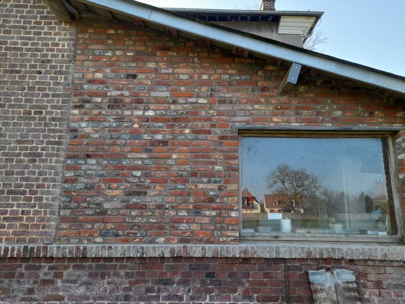 Pose de briques anciennes sur une maison de maitre a Ecquetot près de La Haye Malhe