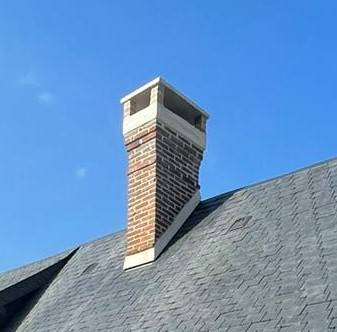 réfection totale de cheminée joints de briques en chaux/ciment blanc et fabrication de chapeau sur mesure