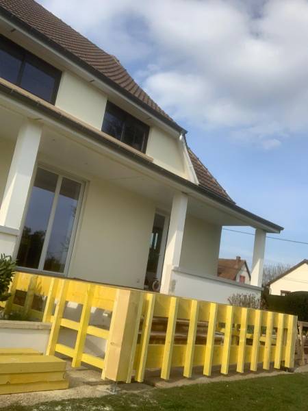 création terrasse suspendue en ossature bois monté sur pilotis