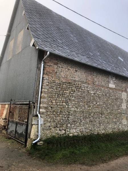 Remise à neuf de gouttières et de tuyaux de descente en zinc naturel, avec dépose de larmier en ardoise naturelle sur votre bâtiment agricole à Le Neubourg près de Evreux